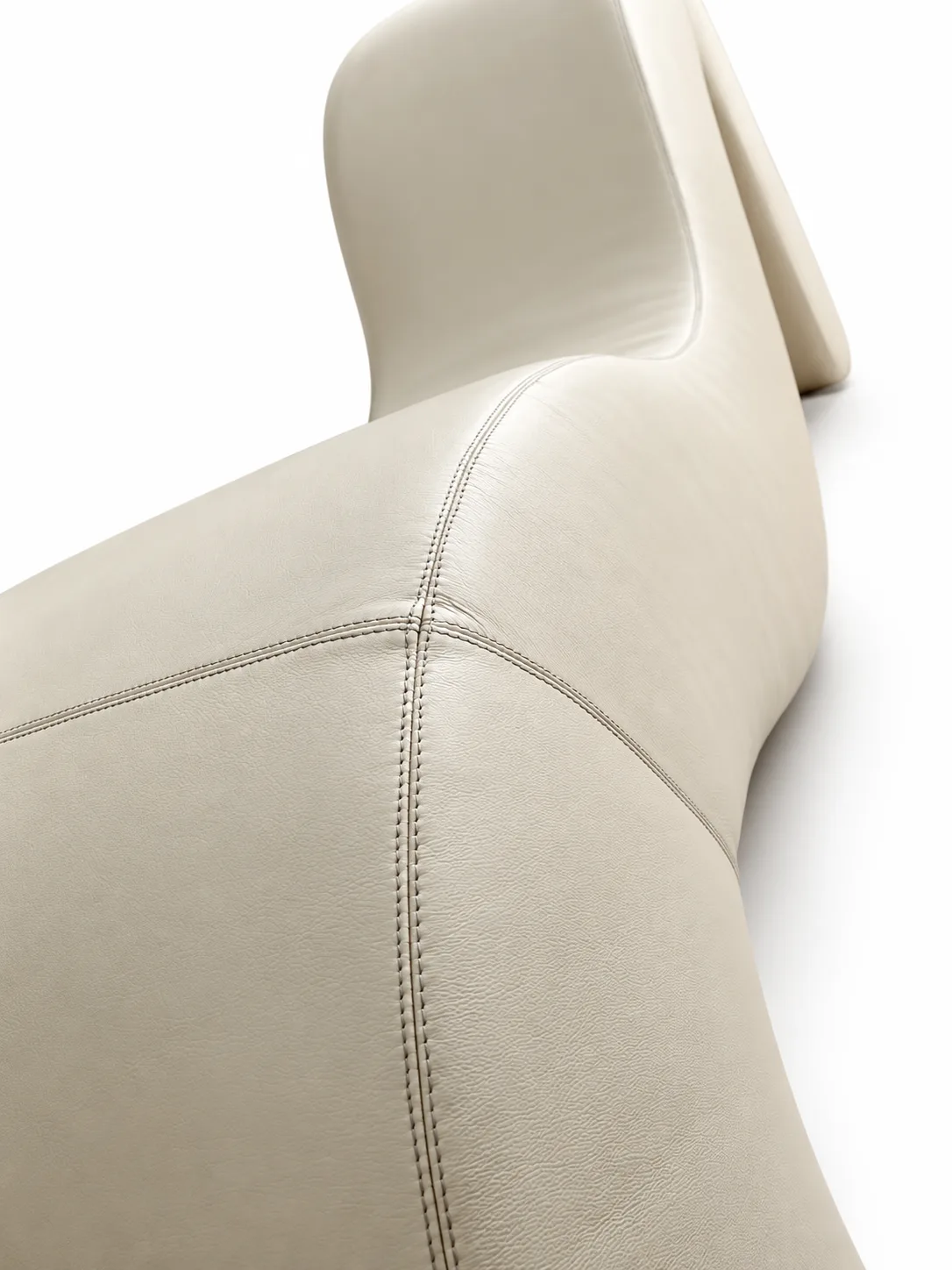SOFAah Leather · detail čalounění a švů